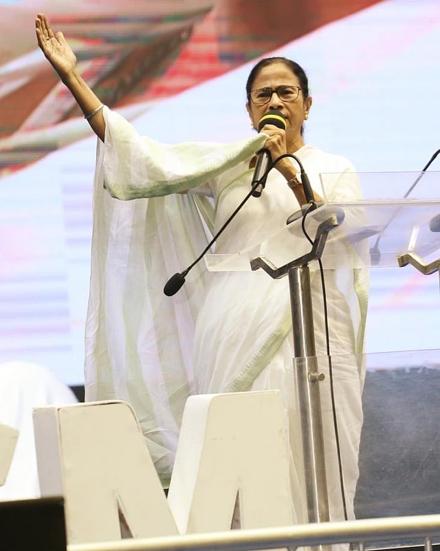 কলকাতার নেতাজি ইনডোর স্টেডিয়ামে সমাবেশে বক্তব্য দেন পশ্চিমবঙ্গের মুখ্যমন্ত্রী মমতা বন্দ্যোপাধ্যায়। ছবি: ভাস্কর মুখার্জি