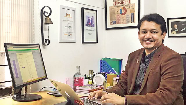 ই-কুরিয়ারের বিপ্লব ঘোষ