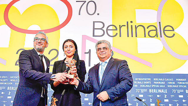 cরসৌলফের পক্ষে পুরস্কার নিচ্ছেন ইরানি প্রযোজক ফরজাদ পাক, ইরানি অভিনেত্রী বারান রসৌলফ ও ইরানি প্রযোজক কাভেহ ফারনাম।  ছবি: এএফপি