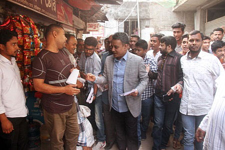 ভোট চাইছেন বিএনপির প্রার্থী শেখ রবিউল আলম। গতকাল রাজধানীর কাঁঠালবাগান এলাকায়।  ছবি: প্রথম আলো