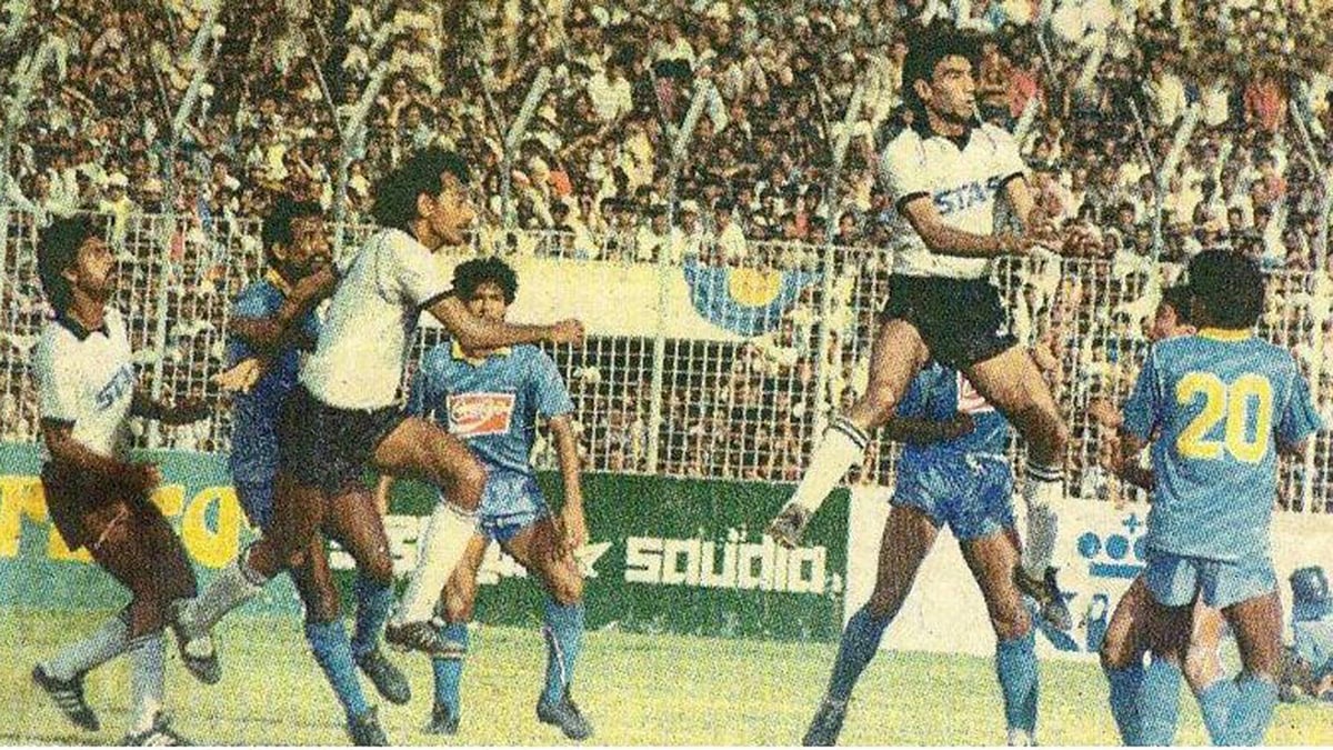 দর্শকভরা গ্যালারি, উত্তেজনায় থরো থরো। আবাহনী–মোহামেডানের সেই লড়াই হারিয়ে গেছে। ছবি: সংগৃহীত