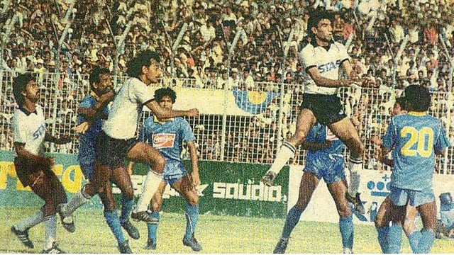 দর্শকভরা গ্যালারি, উত্তেজনায় থরো থরো। আবাহনী–মোহামেডানের সেই লড়াই হারিয়ে গেছে। ছবি: সংগৃহীত