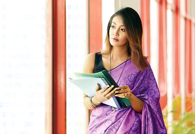 বেগুনির বার্তা প্রকাশ পেতে পারে কর্মক্ষেত্রেও। মডেল: নাবিলা, পোশাক: কিউরিয়াস, সাজ: শোভন মেকওভার, ছবি: সুমন ইউসুফ