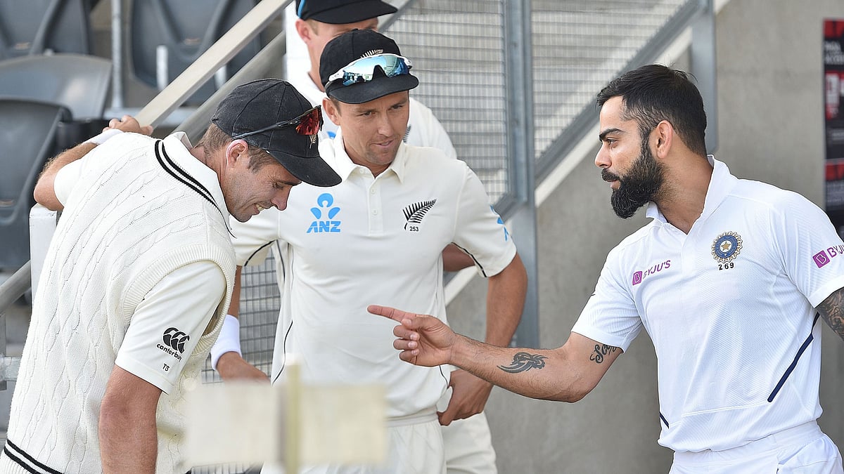 নিউজিল্যান্ডের ক্রিকেটারদের সঙ্গে কোহলি। ছবি: এএফপি