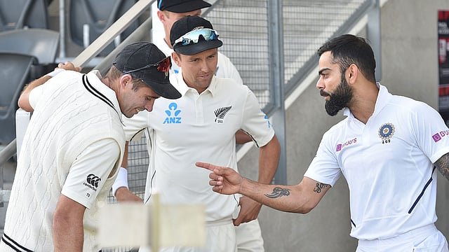 নিউজিল্যান্ডের ক্রিকেটারদের সঙ্গে কোহলি। ছবি: এএফপি