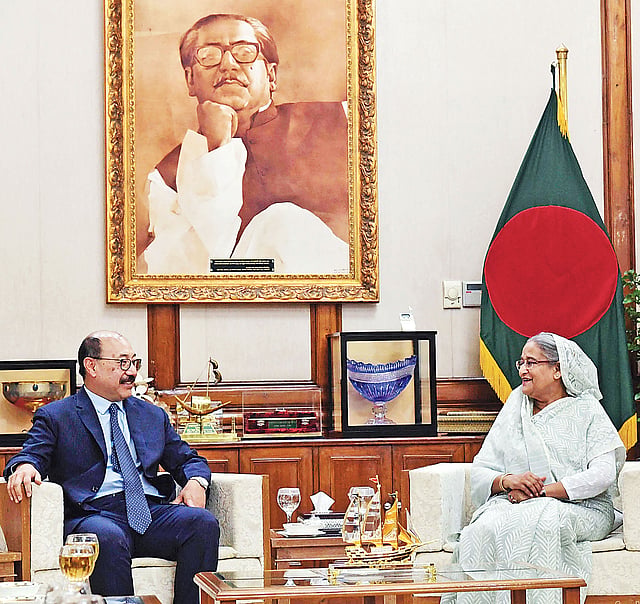 প্রধানমন্ত্রী শেখ হাসিনার সঙ্গে সৌজন্য সাক্ষাৎ করেন ভারতের পররাষ্ট্রসচিব হর্ষ বর্ধন শ্রিংলা। গতকাল  বিকেলে গণভবনে।  ছবি: ফোকাস বাংলা