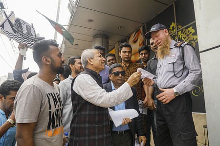 ঢাকা-১০ আসনের উপনির্বাচনে আওয়ামী লীগের প্রার্থী শফিউল ইসলাম মহিউদ্দিনের নির্বাচনী প্রচার। গতকাল রাজধানীর ধানমন্ডিতে।