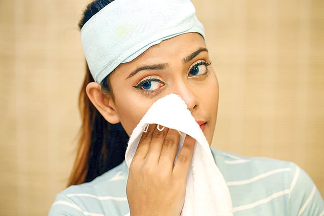 নাকের ত্বক চর্চা করা প্রয়োজন নিয়মিত। মডেল: মিশু, কৃতজ্ঞতা: ভোগ লাইফস্টাইল লাউঞ্জ, ছবি: নকশা