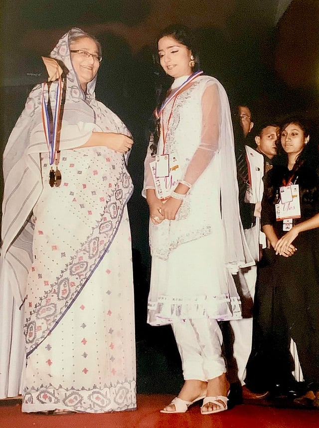 শেখ রাসেল জাতীয় প্রতিযোগিতায় আবৃত্তিতে ২০১২ সালে প্রধানমন্ত্রী শেখ হাসিনার হাত থেকে পুরস্কার নিচ্ছেন জান্নাতুল সুমাইয়া। ছবি: সংগৃহীত