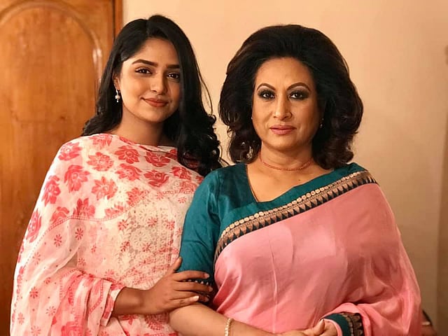 হারিয়ে যাওয়া সময়ের ‘কথা’ নাটকের শুটিংয়ের ফাঁকে চম্পার সঙ্গে হিমি। ছবি: ফেসবুক