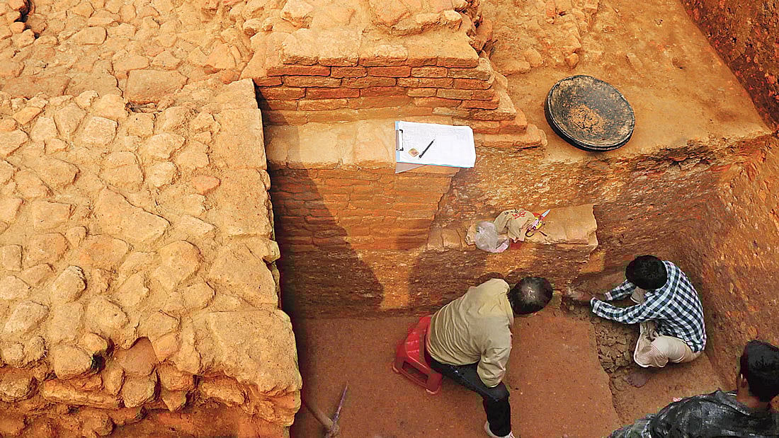 ভাসুবিহারে প্রত্নতাত্ত্বিক খননকাজ চলছে। গতকাল দুপুরে বগুড়ার শিবগঞ্জ উপজেলায়। ছবি: সোয়েল রানা