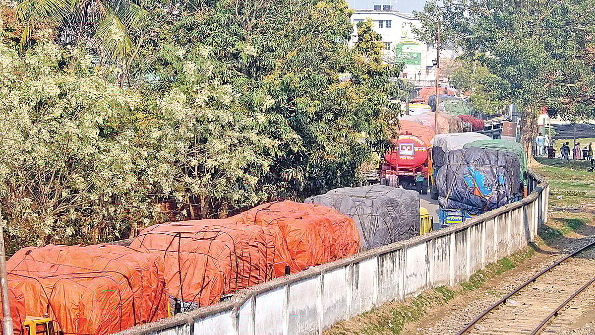 রাজশাহীতে বাফার গোডাউনের সামনে ট্রাকের সারিতে বন্ধ হয়ে আছে সড়ক। সম্প্রতি নগরীর শিরোইল কলোনি এলাকায়। প্রথম আলো