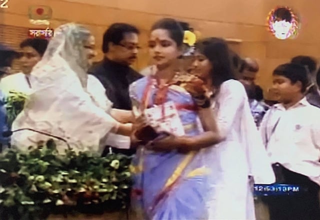 শেখ রাসেল জাতীয় প্রতিযোগিতায় নাচে প্রথম স্থান অধিকার করে ২০১১ সালে প্রধানমন্ত্রী শেখ হাসিনার হাত থেকে পুরস্কার নিচ্ছেন জান্নাতুল সুমাইয়া। ছবি: সংগৃহীত
