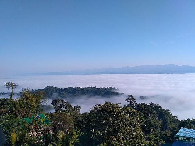 মুগ্ধ হতে হয় শুভ্র মেঘেদের এমন ভেলা দেখে। এমন ছবি গল্প হয়ে গেঁথে আজীবন বেঁচে থাকে পাতাহীন স্মৃতির ডায়েরিতে। ছবি: লেখক