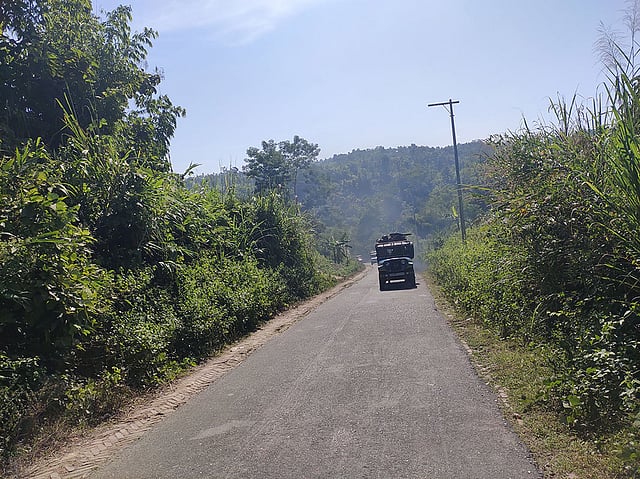 সাজেক যাওয়ার পথে চারদিকে উঁচুনিচু পাহাড় আর সবুজ মিলে মনোমুগ্ধকর দৃশ্যের দেখা মেলে। ছবি: লেখক