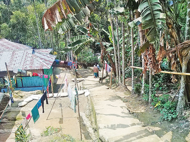 কমলগঞ্জের আদমপুর বন বিট এলাকাসংলগ্ন কালেঞ্জী খাসিয়াপুঞ্জি।  ছবি: প্রথম আলো