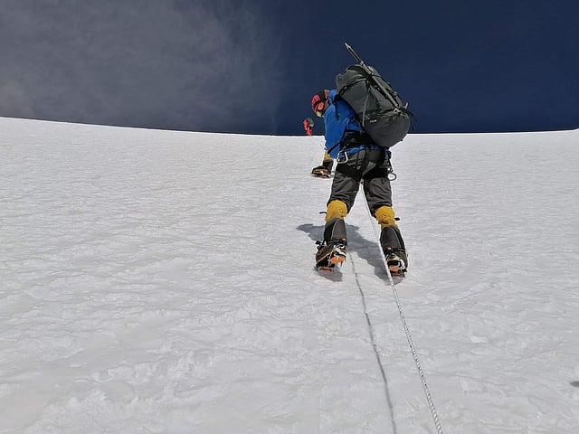 হিমলুংয়ের চূড়ায় উঠছেন ইকরামুল হাসান। ছবি: সংগৃহীত