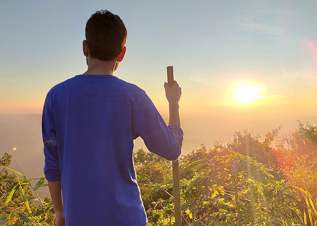 পাহাড়ে সূর্যোদয় দেখার মজাই আলাদা। ছবি: লেখক