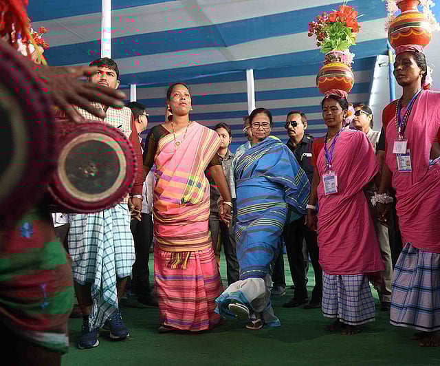 ক্ষুদ্র জাতিগোষ্ঠীর গণবিবাহ অনুষ্ঠানে নাচেন মুখ্যমন্ত্রী মমতা বন্দ্যোপাধ্যায়। ছবি: সংগৃহীত
