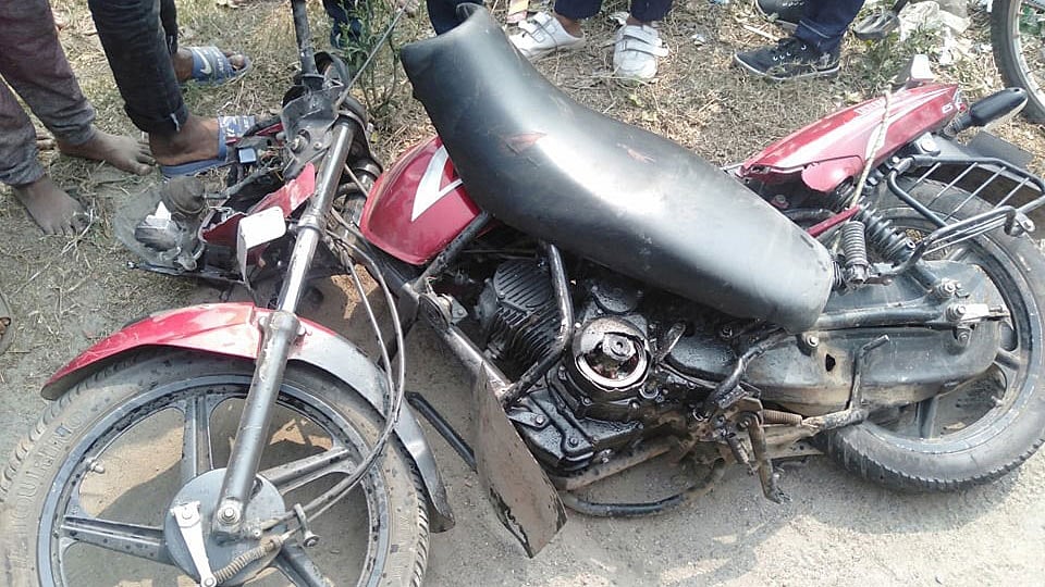 নরসিংদীর রায়পুরায় ঢাকা-সিলেট মহাসড়কে যাত্রীবাহী বাসের চাপায় মোটরসাইকেলের দুই আরোহী নিহত হয়েছেন। আজ বৃহস্পতিবার দুপুরে মাহমুদাবাদ এলাকায় এ দুর্ঘটনা ঘটে। ছবি: প্রথম আলো
