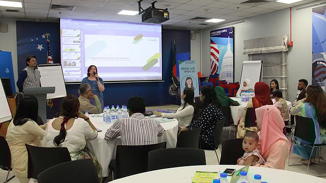 নারী উদ্যোক্তাদের ক্ষমতায়ন শীর্ষক অনুষ্ঠানে এফ-বটের সঙ্গে পরিচয় করিয়ে দেওয়া হয়। ছবি: সংগৃহীত