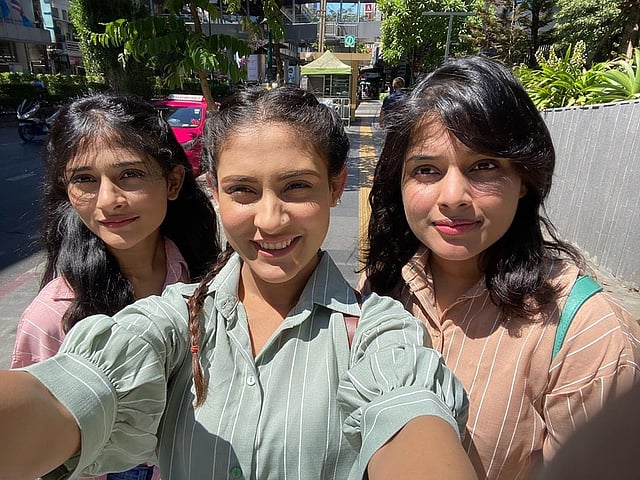 দুই বোনের সঙ্গে মেহ্‌জাবীন। ছবি: ইনস্টাগ্রাম