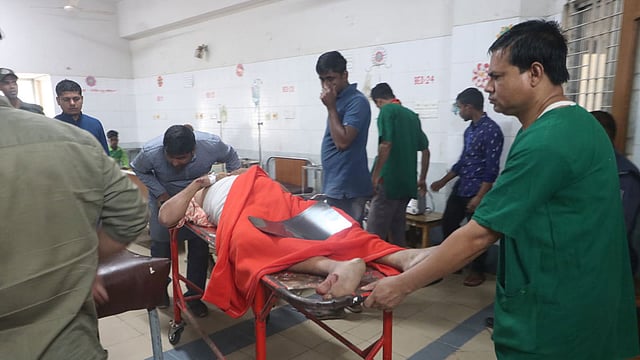 হবিগঞ্জের নবীগঞ্জে যাত্রীবাহী মাইক্রোবাস মহাসড়কের পাশে গাছের সঙ্গে ধাক্কা খাওয়ার ঘটনায় আহত ব্যক্তিদের সিলেট এমএজি ওসমানী মেডিকেল কলেজ হাসপাতালে চিকিৎসা দেওয়া হচ্ছে। সিলেট, ৬ মার্চ। ছবি: আনিস মাহমুদ