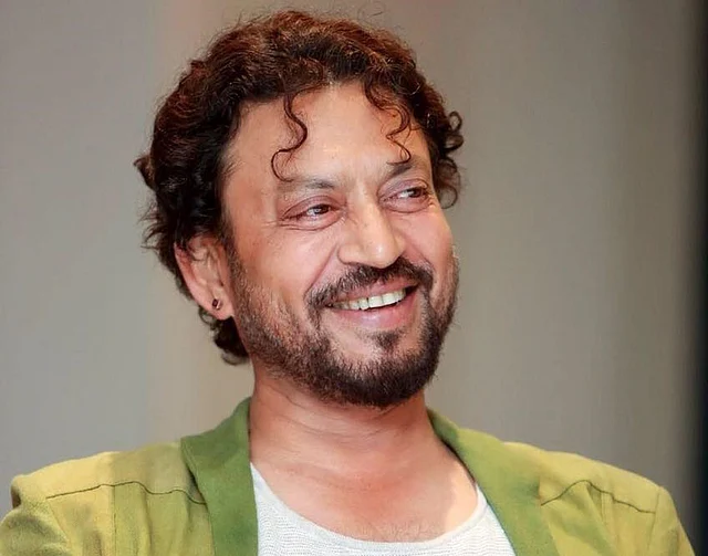 আট মাস যুক্তরাজ্যের হাসপাতালে ক্যানসারের চিকিৎসা শেষে মুখে রুমাল বেঁধে মুম্বাই ফিরেছিলেন ইরফান খান। তারপরই করলেন আংরেজি মিডিয়াম ছবির শুটিং। ছবি: ফেসবুক