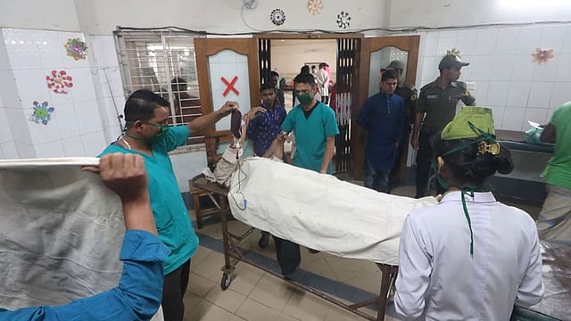 হবিগঞ্জের নবীগঞ্জে যাত্রীবাহী মাইক্রোবাস মহাসড়কের পাশে গাছের সঙ্গে ধাক্কা খাওয়ার ঘটনায় আহত ব্যক্তিদের সিলেট এমএজি ওসমানী মেডিকেল কলেজ হাসপাতালে চিকিৎসা দেওয়া হচ্ছে। সিলেট, ৬ মার্চ। ছবি: আনিস মাহমুদ