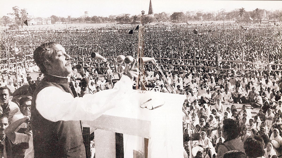 উত্তাল জনসমুদ্রের উদ্দেশে ভাষণ িদচ্ছেন বঙ্গবন্ধু, তৎকালীন রেসকোর্স ময়দান, ৭ মার্চ ১৯৭১। ছবি: সংগৃহীত