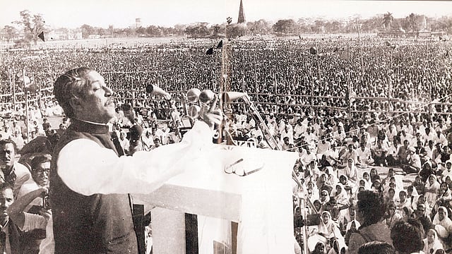 উত্তাল জনসমুদ্রের উদ্দেশে ভাষণ িদচ্ছেন বঙ্গবন্ধু, তৎকালীন রেসকোর্স ময়দান, ৭ মার্চ ১৯৭১। ছবি: সংগৃহীত