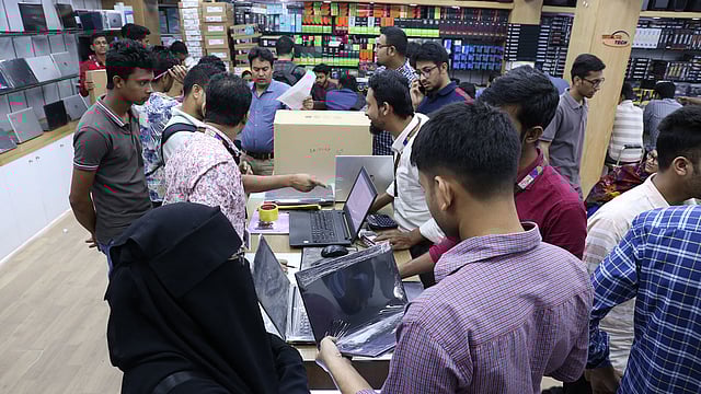 সিটিআইটি মেলায় প্রযুক্তিপণ্য দেখছেন ক্রেতারা। ছবি: সংগৃহীত