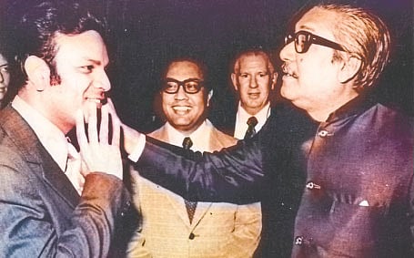 ১৯৭৪ সালে ওয়াশিংটনে বঙ্গবন্ধুর সঙ্গে ইকবাল বাহার চৌধুরী (সর্ব বাঁয়ে)। হোয়াইট হাউসে যুক্তরাষ্ট্রের প্রেসিডেন্ট েজরাল্ড ফোর্ডের সঙ্গে বঙ্গবন্ধুর বৈঠকের পর