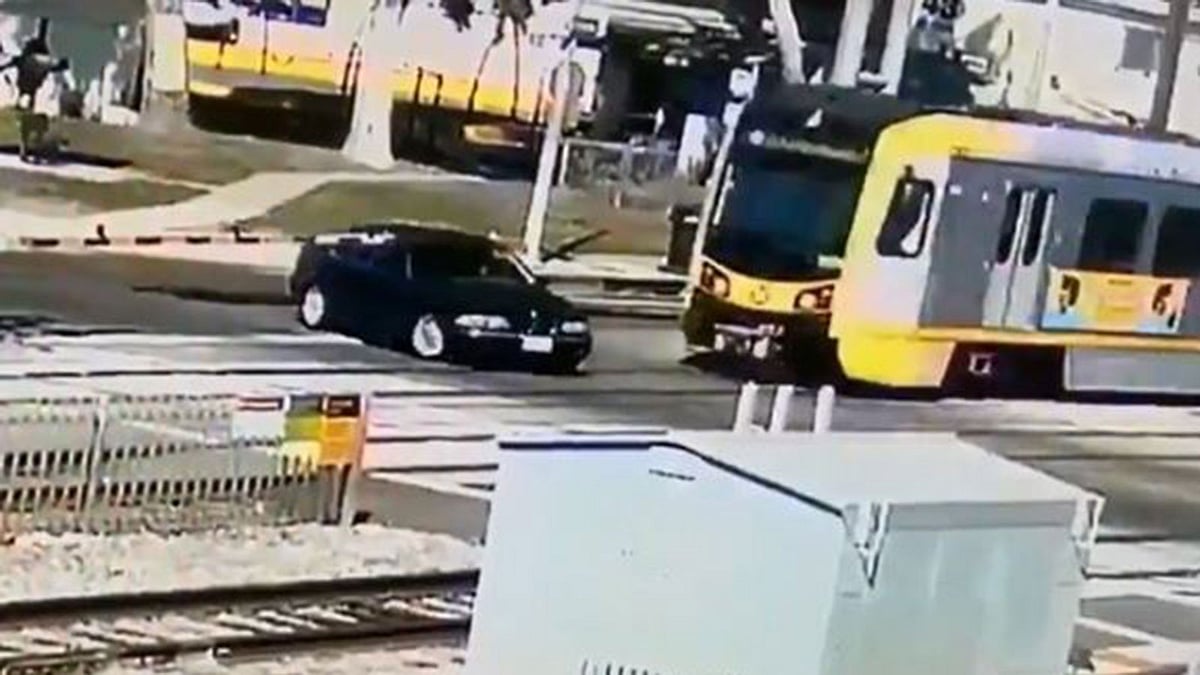 যুক্তরাষ্ট্রের লস অ্যাঞ্জেলেসে রেলগেট পার হয়ে বিএমডব্লিউ গাড়িটি লাইনের ওপরে উঠে পড়েছিল। আর এতে ঘটে দুর্ঘটনা। ছবি: টুইটার