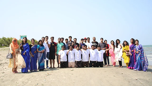 সৈকতের শামুক-ঝিনুক, স্বচ্ছ পানির নিচে রকমারি শৈবাল আর সাগর তীরের ঝাউগাছ মিলে সেন্ট মার্টিন যেন এক স্বর্গপুরী। ছবি: সংগৃহীত