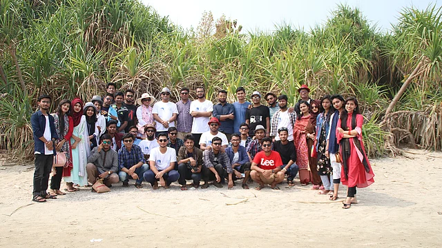 সেন্ট মার্টিনে সমুদ্রের ঢেউয়ের গর্জনে আর গানের আসরে জমে উঠেছিল নোয়াখালী বিজ্ঞান ও প্রযুক্তি বিশ্ববিদ্যালয়ের ফিশারিজ অ্যান্ড মেরিন সায়েন্স বিভাগের শিক্ষার্থীদের আড্ডা। ছবি: সংগৃহীত