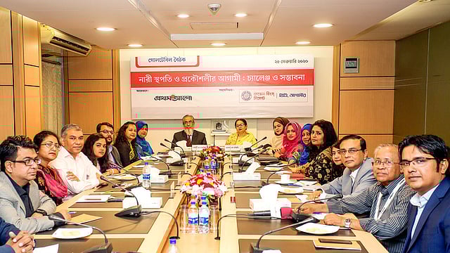 গোলটেবিল বৈঠক। ছবি : প্রথম আলো