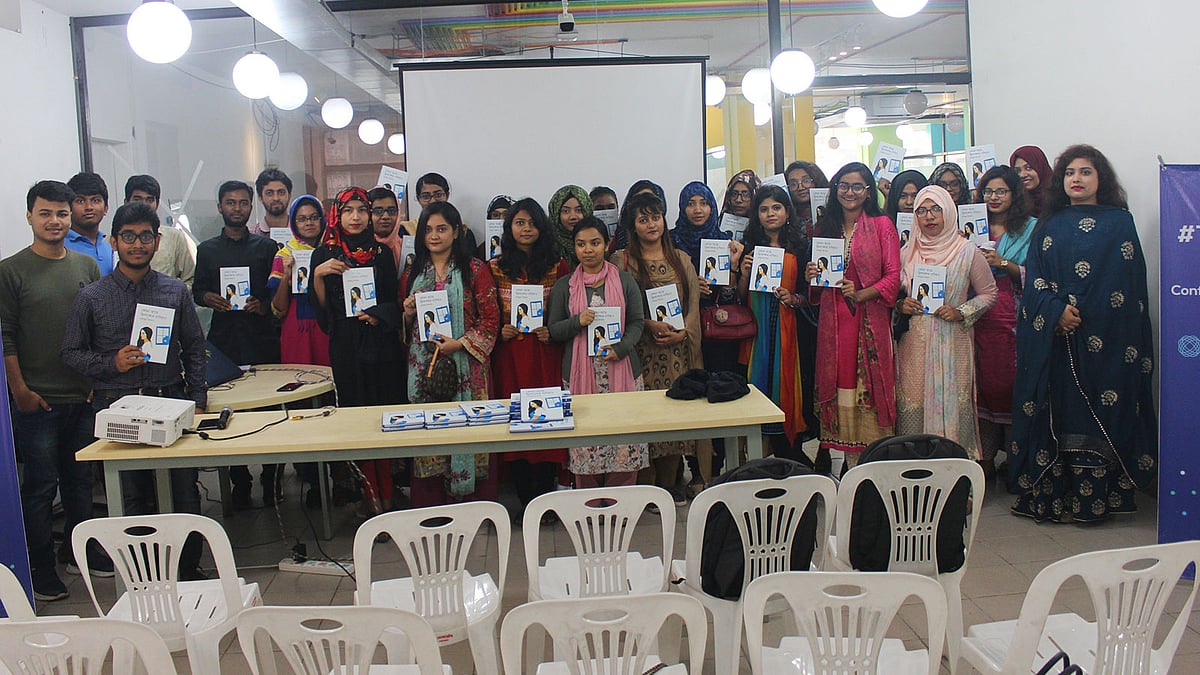 তথ্যপ্রযুক্তিতে নারীদের নিয়ে ডেভসি ঢাকার আয়োজন টেকবাইহার অনুষ্ঠানে অংশগ্রহণকারীরা। ছবি: