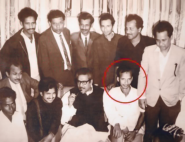 বঙ্গবন্ধুর সঙ্গে সৈয়দ মইনুল আহসানসহ (লাল বৃত্তে) অন্যান্যরা। ছবি: সংগৃহীত