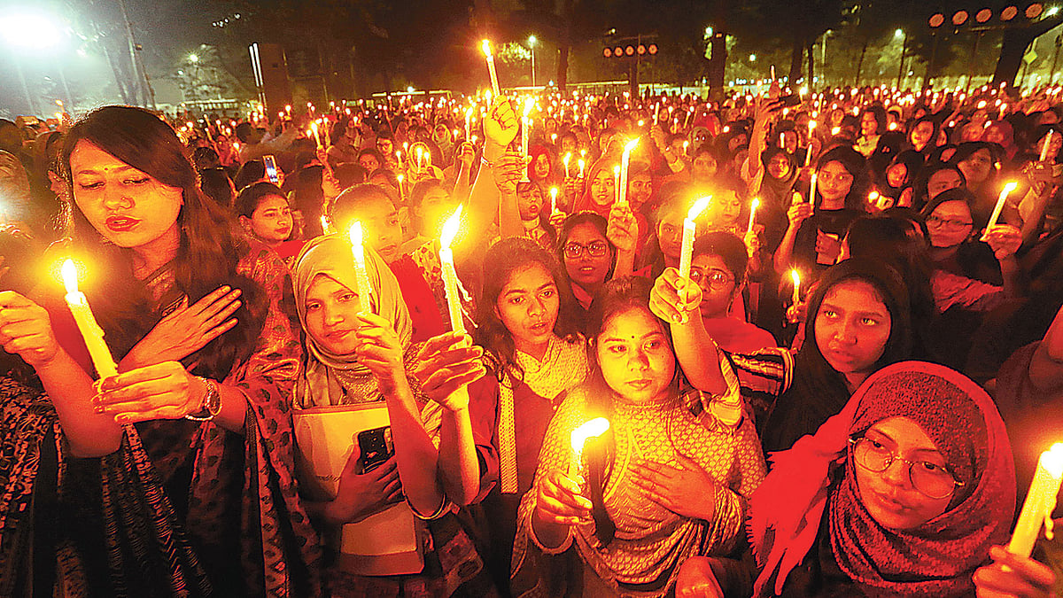 নারীর সমতার দাবিতে মোমবাতি প্রজ্বালন করে ‘আমরাই পারি’ পারিবারিক নির্যাতন প্রতিরোধ জোট ও ঢাকা বিশ্ববিদ্যালয়। গতকাল রাত ১২টা ১ মিনিটে, কেন্দ্রীয় শহীদ মিনারে।  ছবি: তানভীর আহাম্মেদ