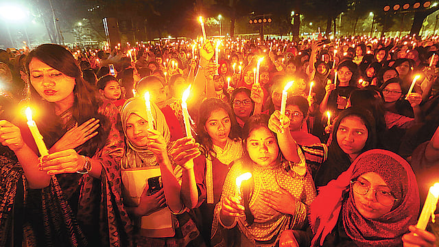 নারীর সমতার দাবিতে মোমবাতি প্রজ্বালন করে ‘আমরাই পারি’ পারিবারিক নির্যাতন প্রতিরোধ জোট ও ঢাকা বিশ্ববিদ্যালয়। গতকাল রাত ১২টা ১ মিনিটে, কেন্দ্রীয় শহীদ মিনারে।  ছবি: তানভীর আহাম্মেদ