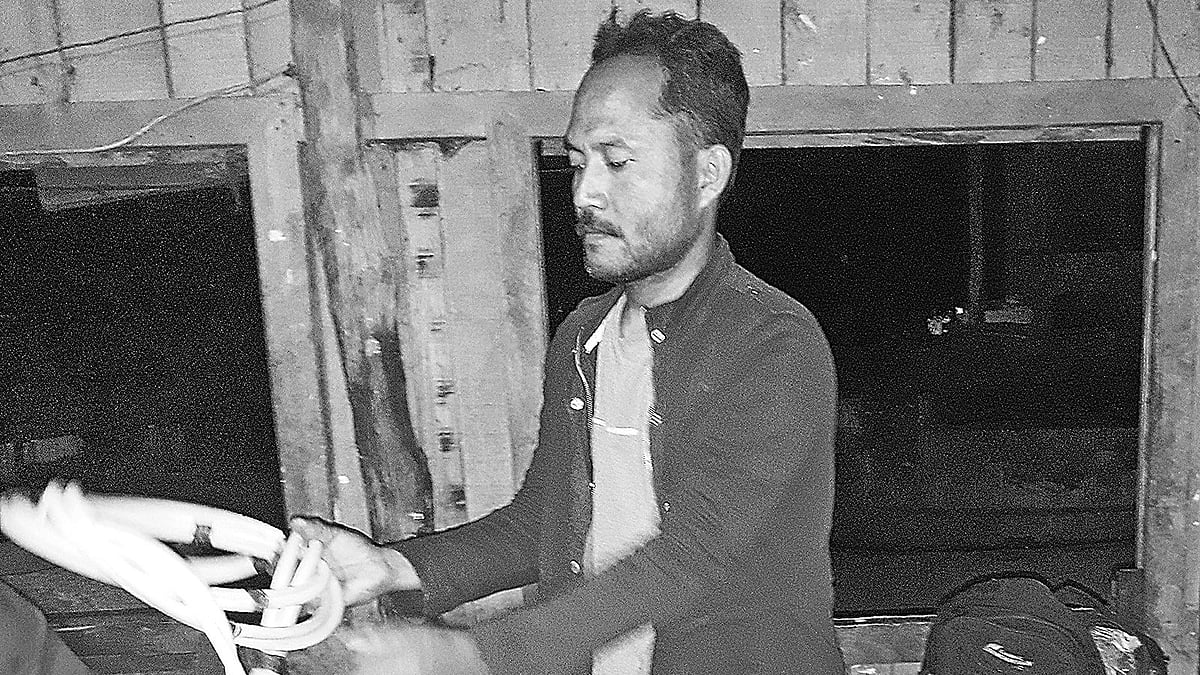 বান্দরবানের লাইমিপাড়া লাললুং সাং বম ও তাঁর উদ্ভাবিত স্প্রে মেশিন