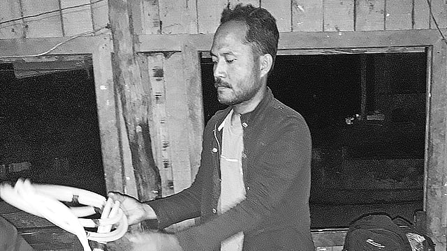 বান্দরবানের লাইমিপাড়া লাললুং সাং বম ও তাঁর উদ্ভাবিত স্প্রে মেশিন