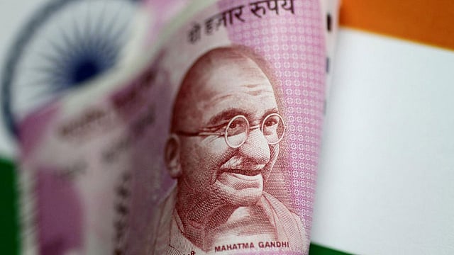 করোনাভাইরাসের প্রভাবে রুপির দাম আরও কমে যাওয়ার আশঙ্কা করা হচ্ছে। ছবি: রয়টার্স