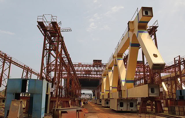 মাওয়ায় কনস্ট্রাকশন ইয়ার্ডে স্প্যান সংযোজনের কাজ চলছে।