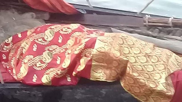 রাজশাহী নগরীর সাহাপুর এলাকায় শুক্রবার রাতে নৌকাডুবির পর আজ সোমবার সকালে উদ্ধার করা নববধূর মরদেহ। ছবি: শহীদুল হক