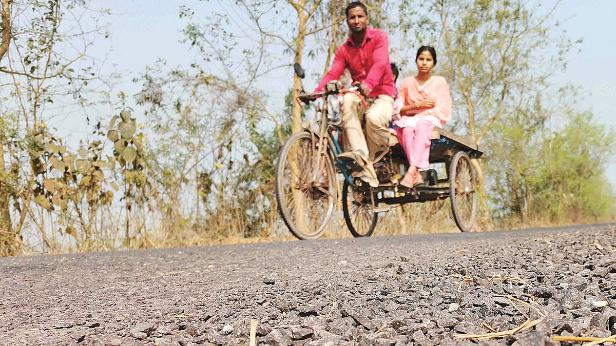 নাটোরের সিংড়া উপজেলার বোয়ালিয়া-বামিহাল রাস্তা সংস্কারের পর উঠে যাচ্ছে পাথর। ছবি: প্রথম আলো