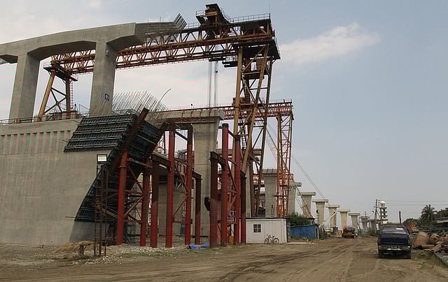 মাওয়ায় পদ্মা সেতুর এই অংশ দিয়ে যানবাহন নেমে যাবে। চলছে সে কাজ।