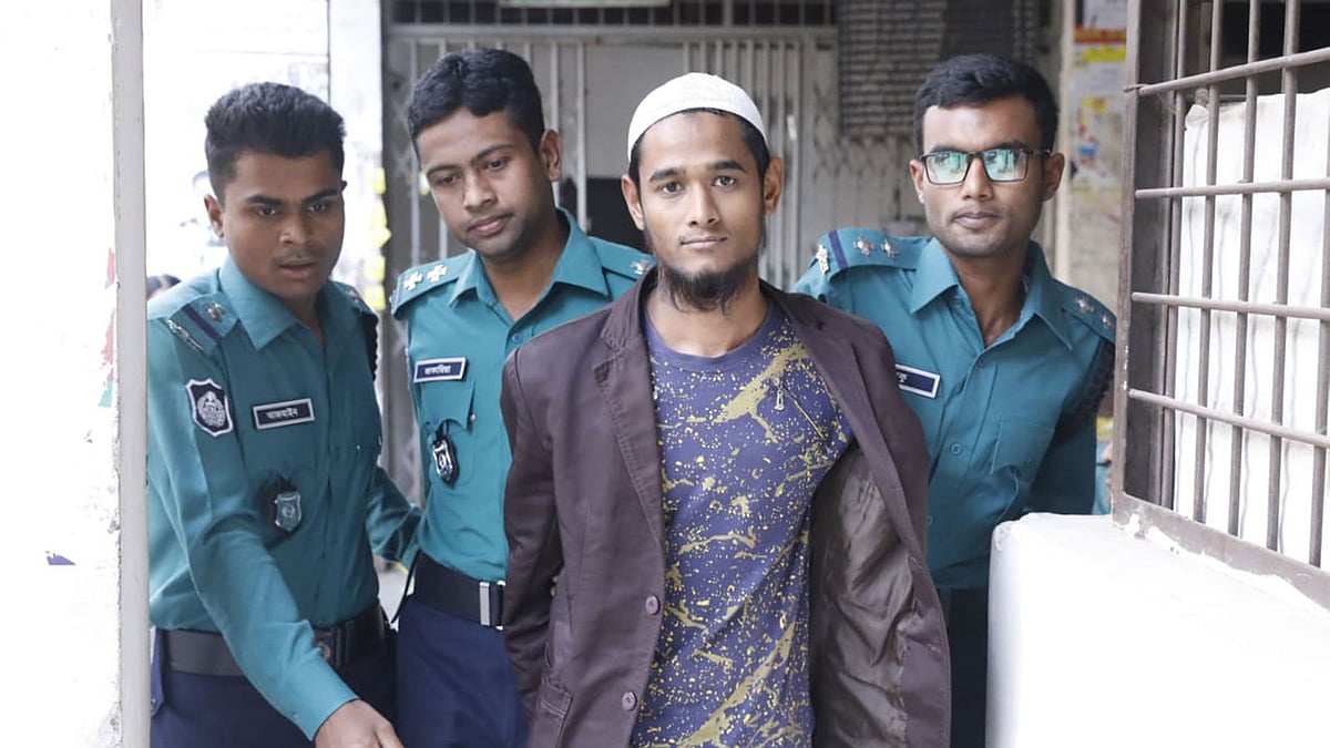 শিশু সামিয়া আফরিন ওরফে সায়মাকে ধর্ষণের পর হত্যার মামলায় মৃত্যুদণ্ডপ্রাপ্ত আসামি হারুন অর রশিদ। মহানগর দায়রা জজ আদালত, ঢাকা, ৯ মার্চ। ছবি: দীপু মালাকার