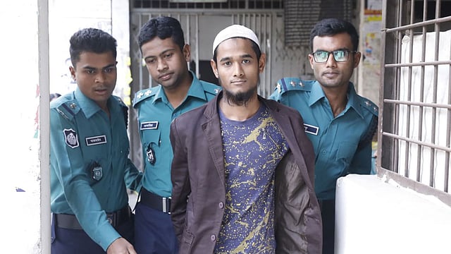 শিশু সামিয়া আফরিন ওরফে সায়মাকে ধর্ষণের পর হত্যার মামলায় মৃত্যুদণ্ডপ্রাপ্ত আসামি হারুন অর রশিদ। মহানগর দায়রা জজ আদালত, ঢাকা, ৯ মার্চ। ছবি: দীপু মালাকার